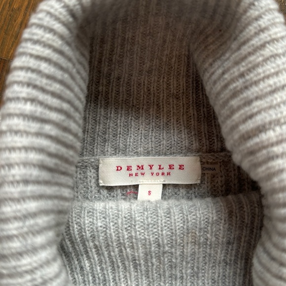 Demylee Harrison Grey 100% Wool Sweater Size Small - Picture 2 of 3